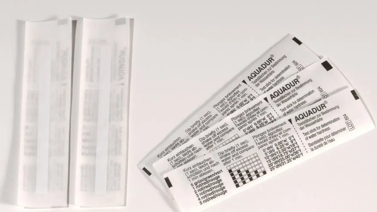 Bandelettes test Aquadur pour déterminer la dureté de l'eau. Instructions en plusieurs langues.