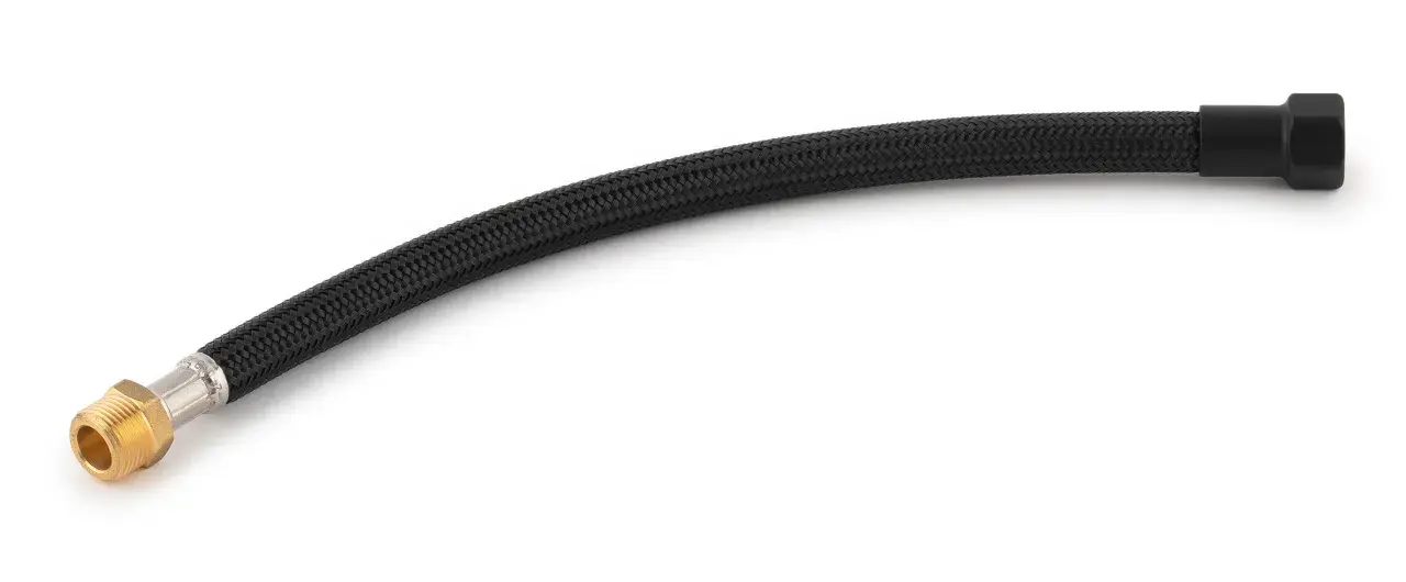 Un tuyau élastique noir tressé avec des raccords en laiton et noir.
