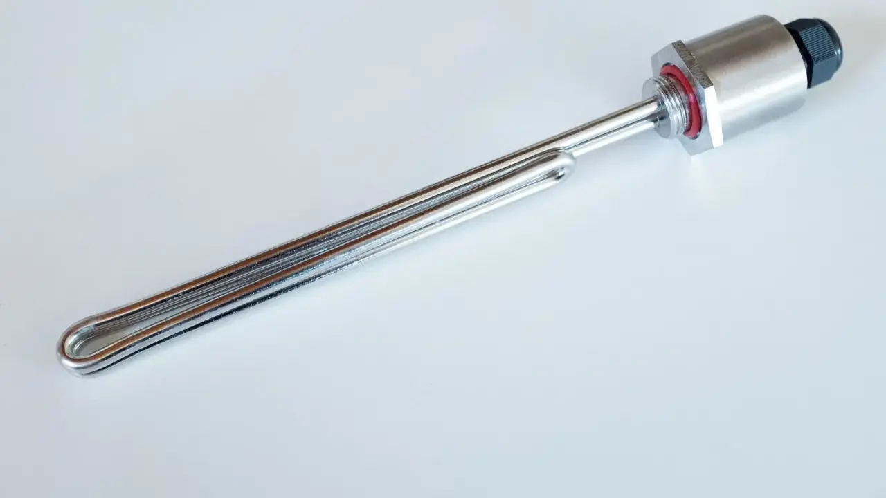 Élément chauffant en acier inoxydable, une résistance chauffante immergée avec un raccord fileté et un capuchon de protection.
