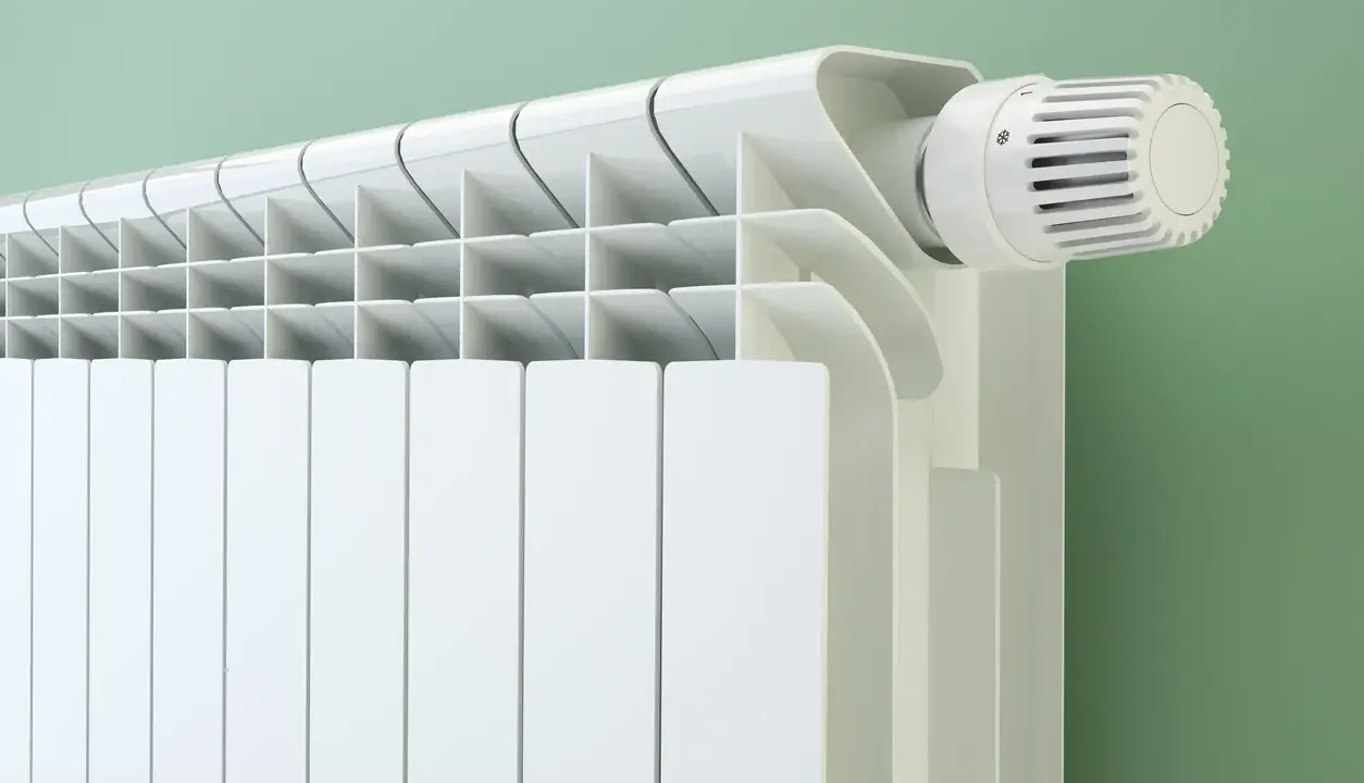 Radiateur blanc moderne avec thermostat. Question : peut on brancher 2 radiateurs sur la même ligne ?