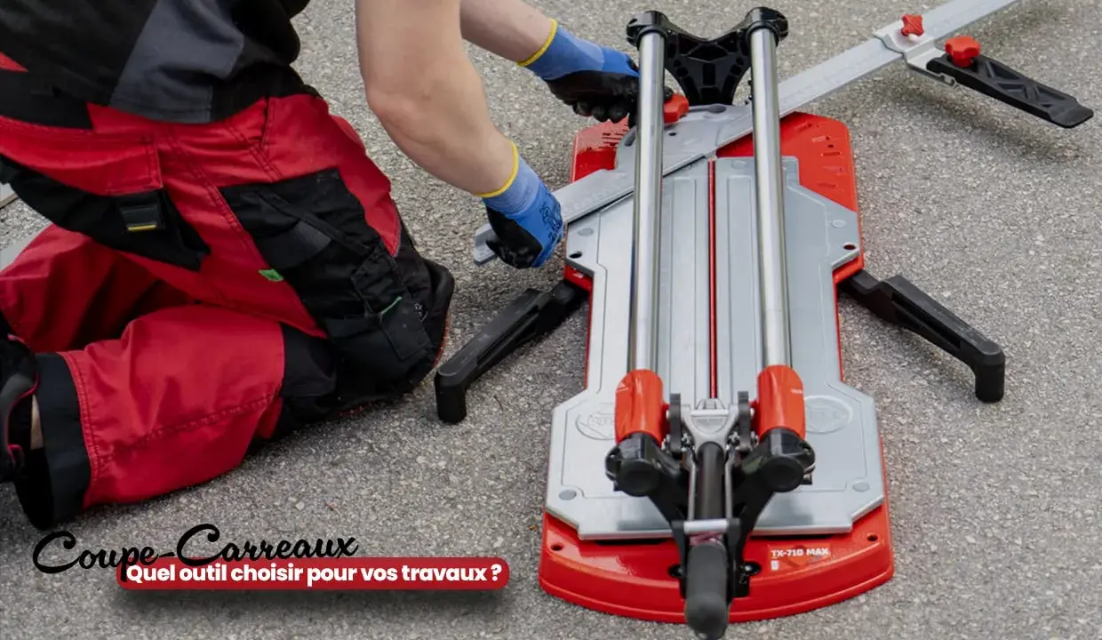 Un ouvrier en pantalon rouge utilise un coupe-carreaux professionnel pour ses travaux.