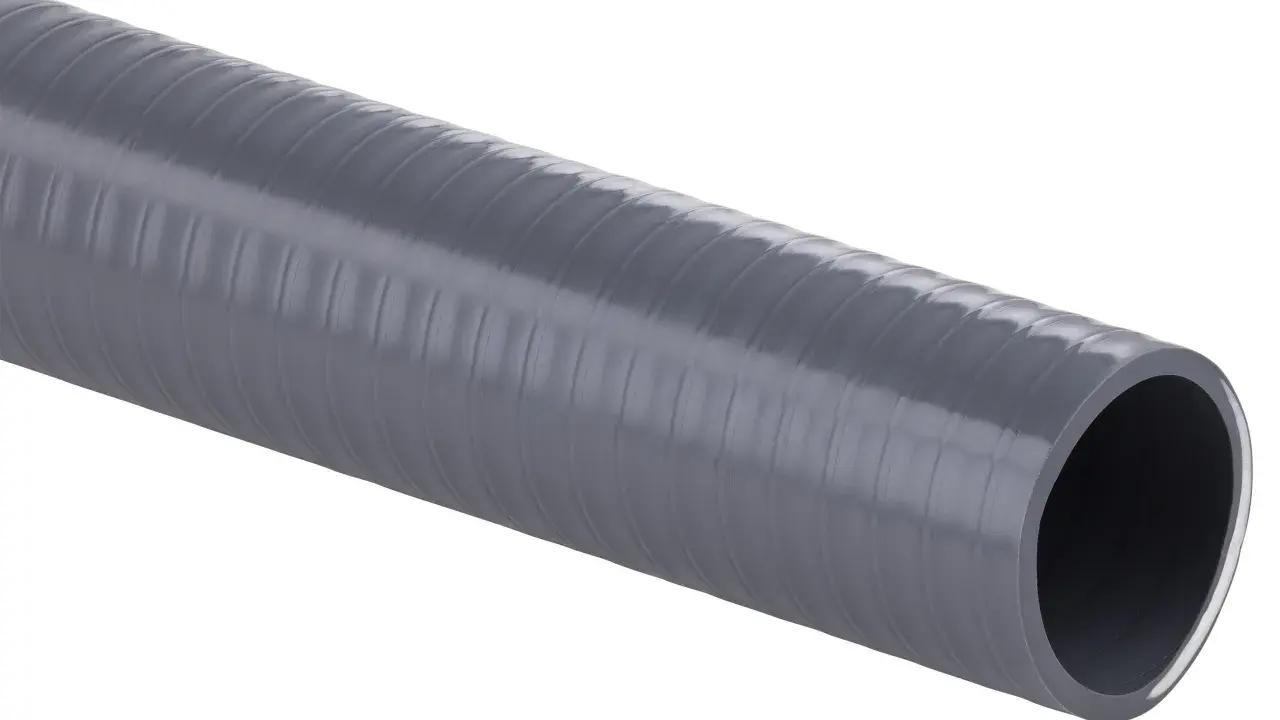 Tuyau gris strié en pvc souple, idéal pour le transport de fluides.