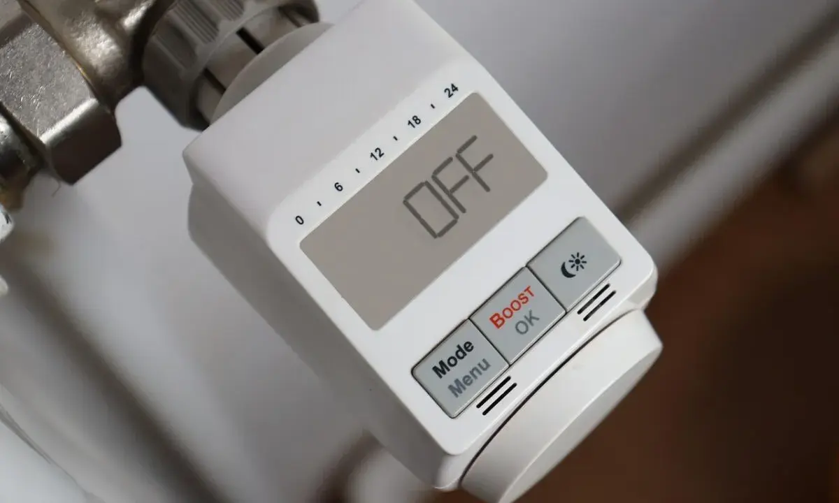 Thermostat de radiateur affichant "OFF". Ce fil pilote permet de gérer la température, ici en mode éteint.