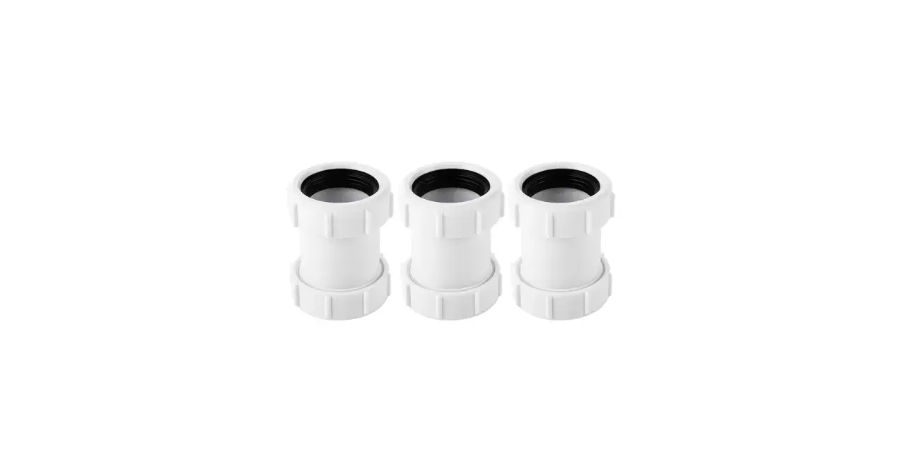 Trois raccords PVC blancs pour évacuation, sur fond blanc.