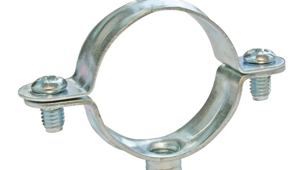 Collier tube métallique argenté, avec deux vis, prêt à fixer un tuyau.