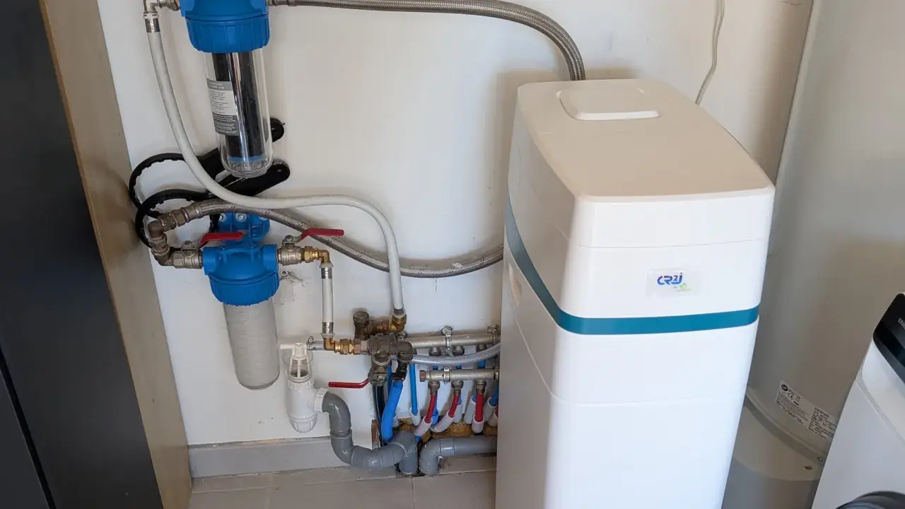 Système de filtration d'eau avec adoucisseur. Pour savoir comment choisir un adoucisseur d'eau, regardez cette installation.