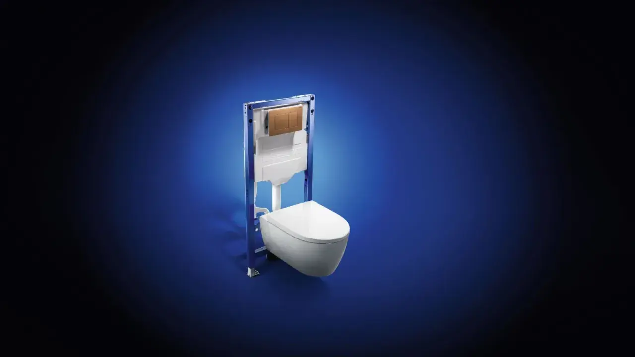 Une cuvette de toilette suspendue avec une chasse d'eau encastrée Geberit, prête pour une installation moderne et épurée.