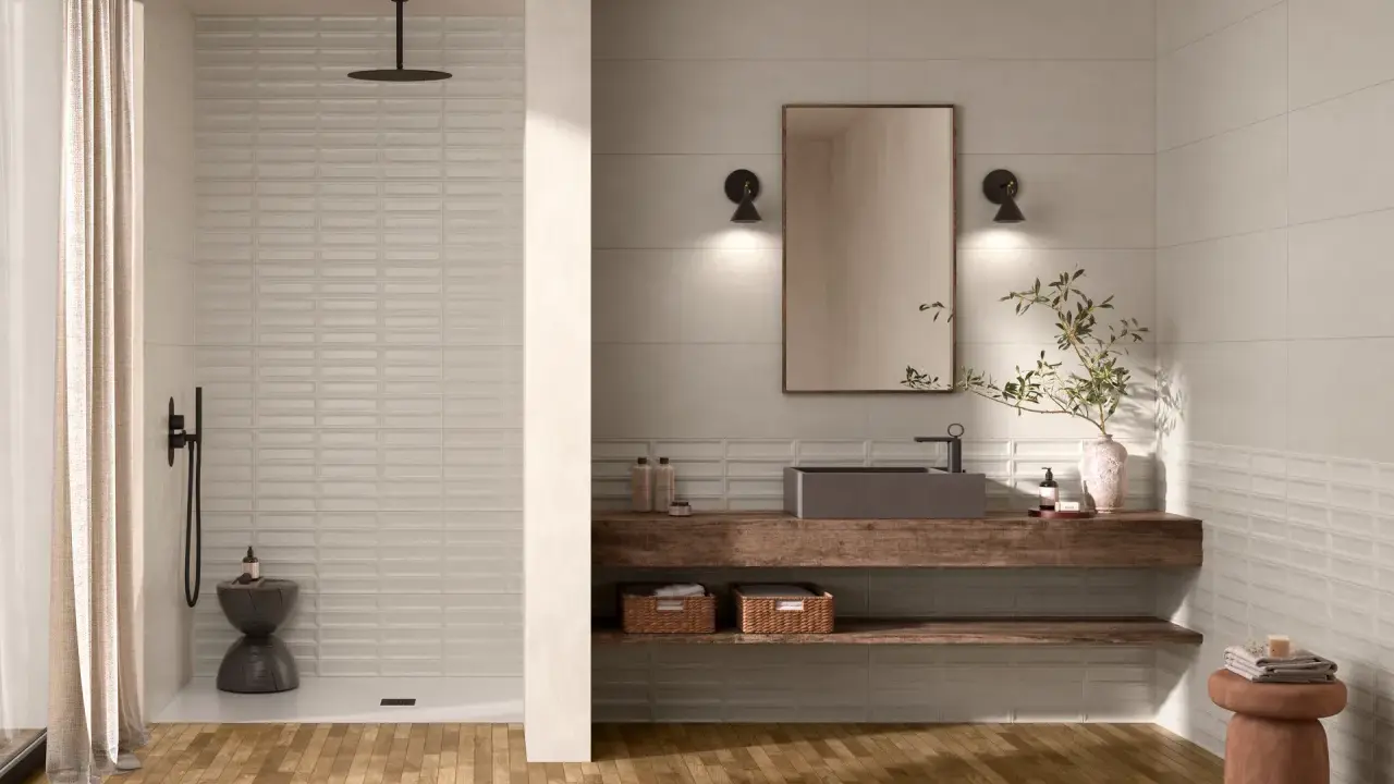 Une **salle de bain moderne** avec un sol en bois, une douche à l'italienne, un lavabo suspendu et un miroir.