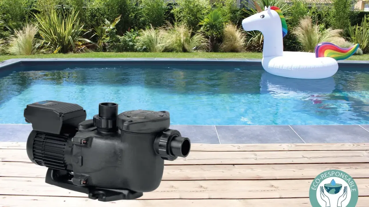 Pompe de piscine à vitesse variable, pour une consommation optimisée et une baignade sereine avec un gonflable licorne.