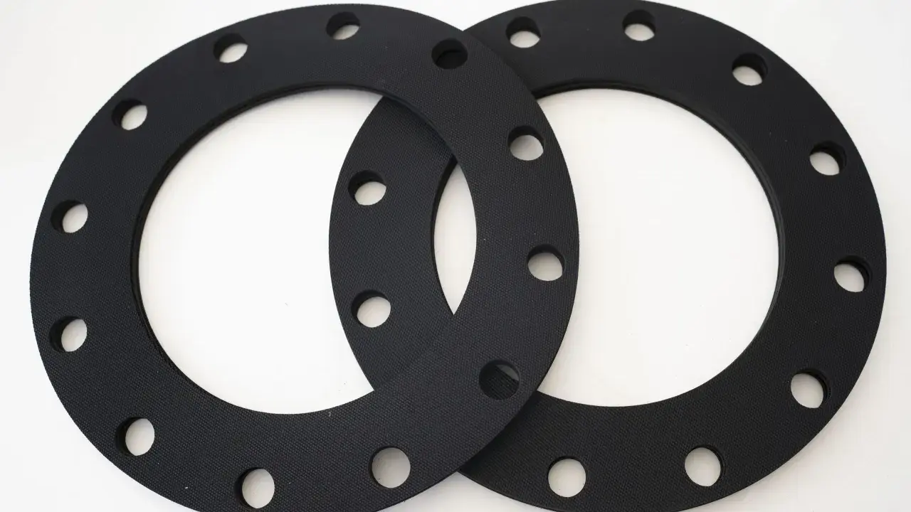 Deux joints sbr noirs, circulaires et percés, prêts à assurer l'étanchéité d'une connexion.