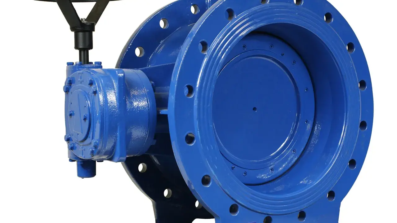 Vanne papillon à bride bleue avec volant noir, prête pour le contrôle des flux industriels.
