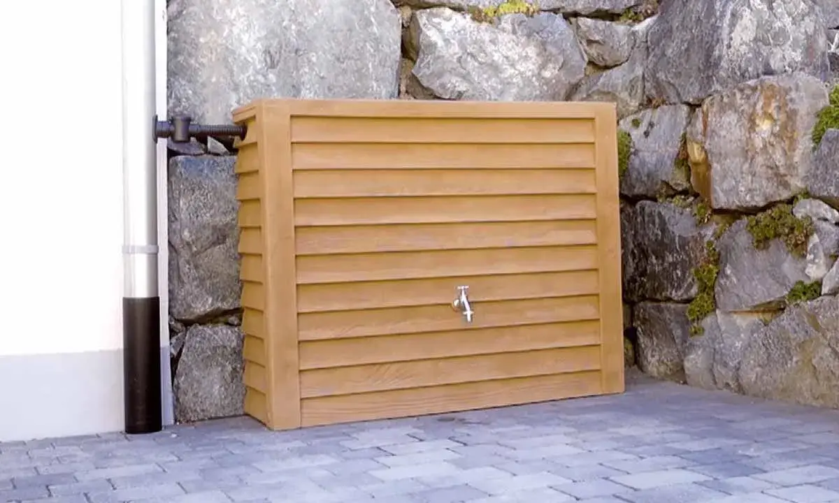 Un récupérateur d'eau de pluie en bois, discret et esthétique, prêt à être installé. Idéal pour fabriquer un système écologique.