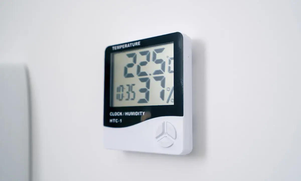 Thermomètre numérique affichant 22,5°C et 65% de taux humidité chambre. L'heure est 10:35.