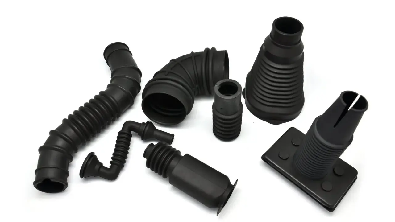Diverses pièces en caoutchouc noir, dont un joint torique EPDM, des soufflets et des tuyaux flexibles, sur fond blanc.