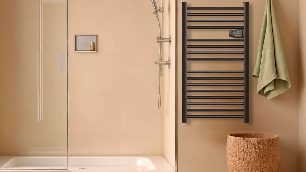 Salle de bain moderne avec douche, porte-serviettes chauffant noir et panier en liège. Le disjoncteur du sèche serviette est visible.