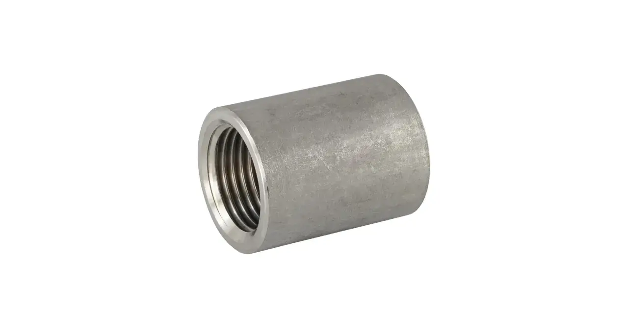 Manchon inox à souder, une pièce métallique cylindrique avec un filetage interne, prête pour une connexion solide.