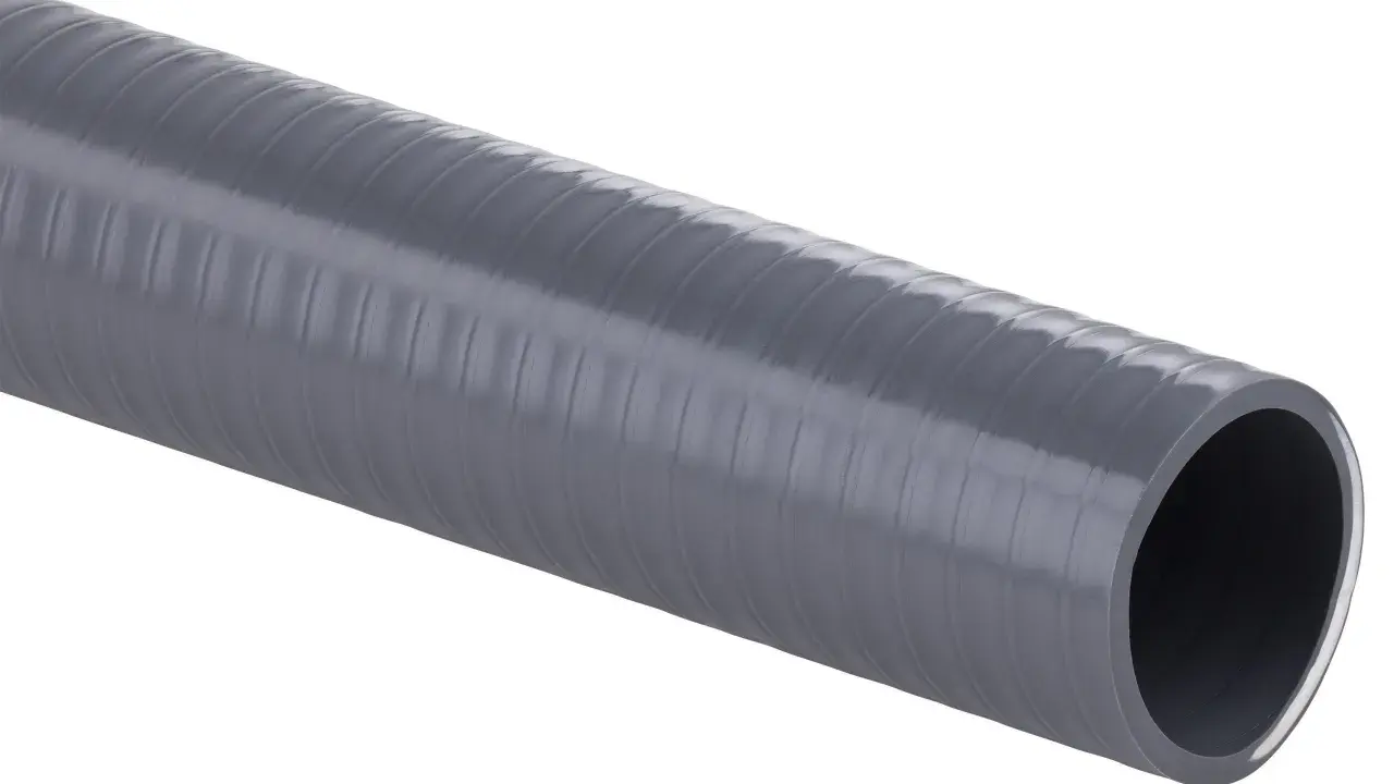 Un tuyau PVC souple gris, strié, prêt à transporter des fluides.
