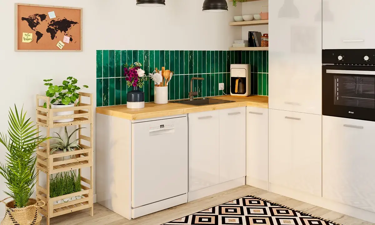 Cuisine moderne avec installation lave vaisselle encastrable, carrelage vert, plantes et four.
