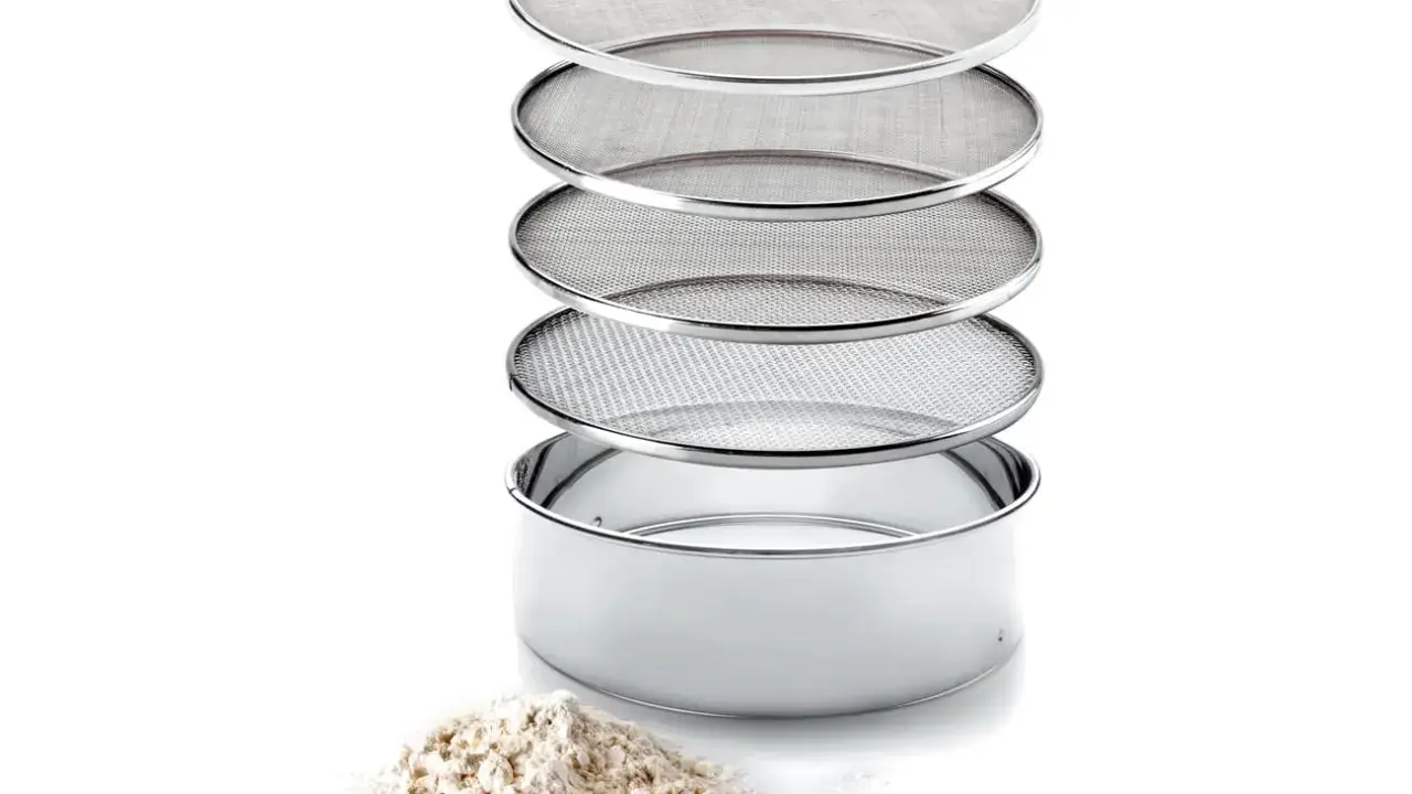 Grille tamis inox empilable, idéale pour tamiser la farine et obtenir une texture aérienne pour vos pâtisseries.