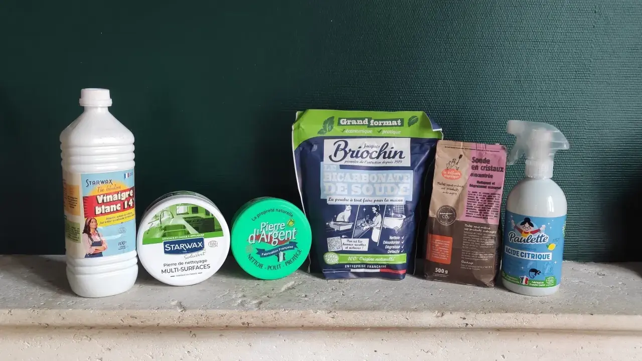 Vinaigre blanc, bicarbonate de soude, pierre d'argent, soude en cristaux et acide citrique : des produits pour dissoudre le calcaire et nettoyer la maison.
