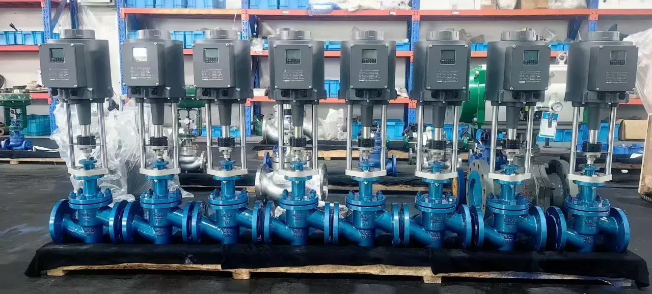 Une rangée de robinets pneumatiques bleus avec des boîtiers gris numériques. Ils sont prêts pour l'installation industrielle.