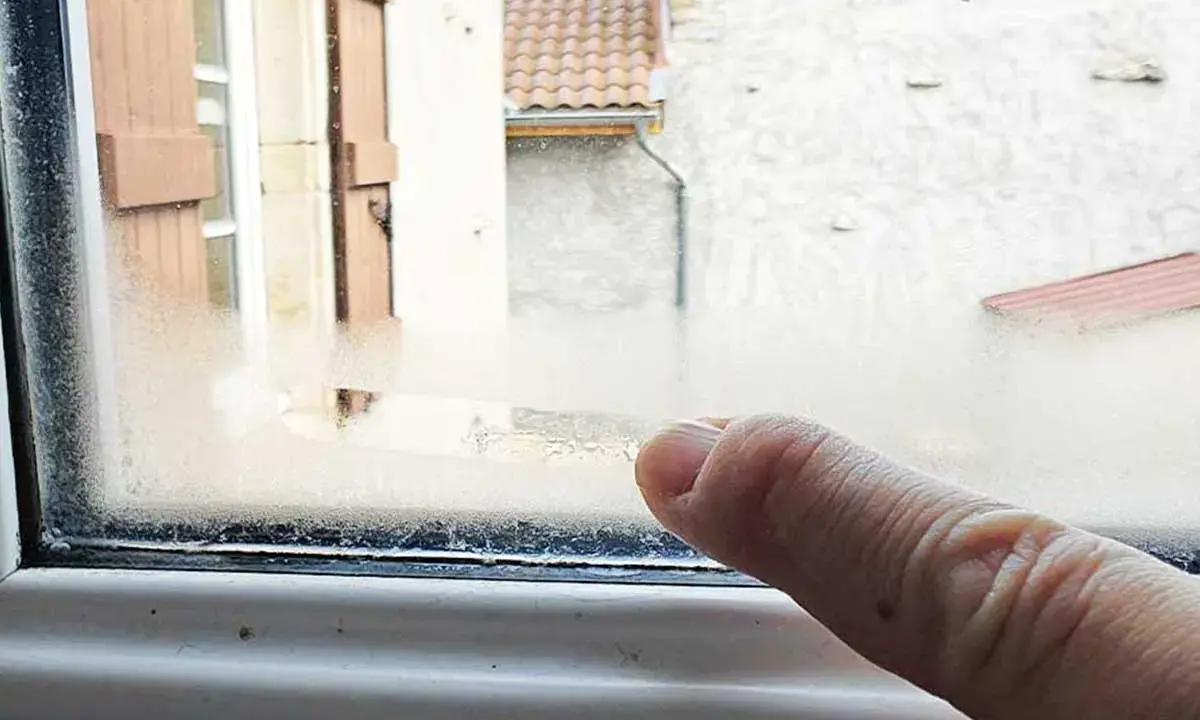 Gouttelettes de condensation sur une fenêtre, signe d'une maison humide que faire pour y remédier.