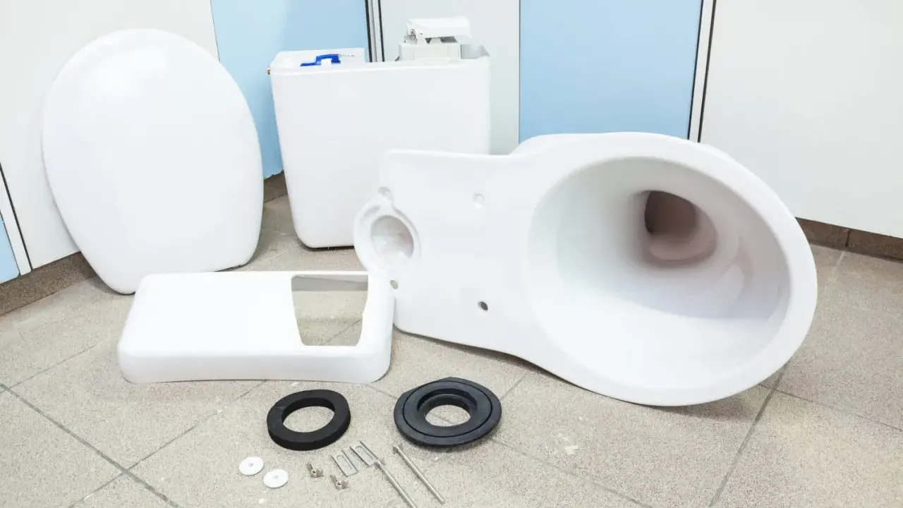 Pièces détachées pour une installation WC : cuvette, réservoir, abattant et accessoires.