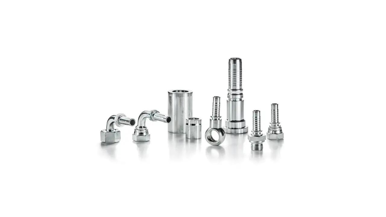 Ensemble de raccords hydrauliques en métal, incluant des coudes et des embouts, prêts à être assemblés avec une douille à sertir.