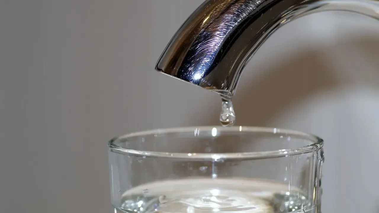 Une goutte d'eau potable de Rouen tombe dans un verre.