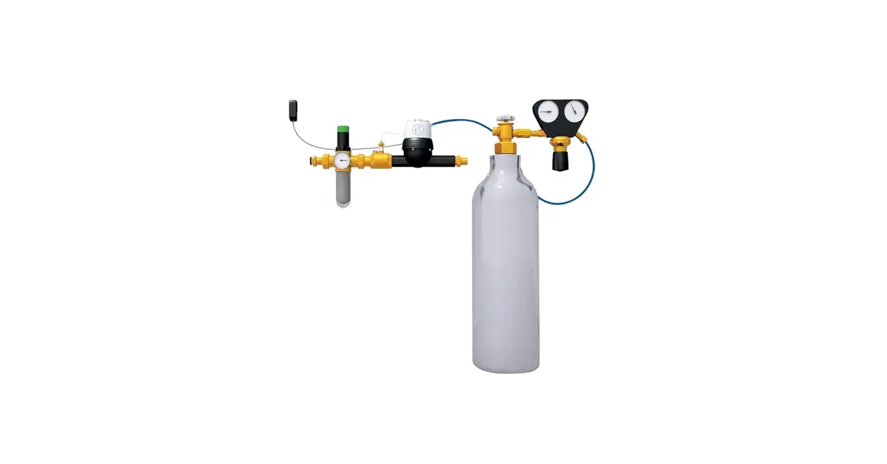 Système d'adoucisseur d'eau CO2 avec bouteille, manomètres et régulateur.