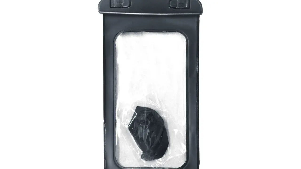 Une pochette étanche pour téléphone portable, avec un objet noir à l'intérieur. Ce bouchon mobile protège votre appareil.