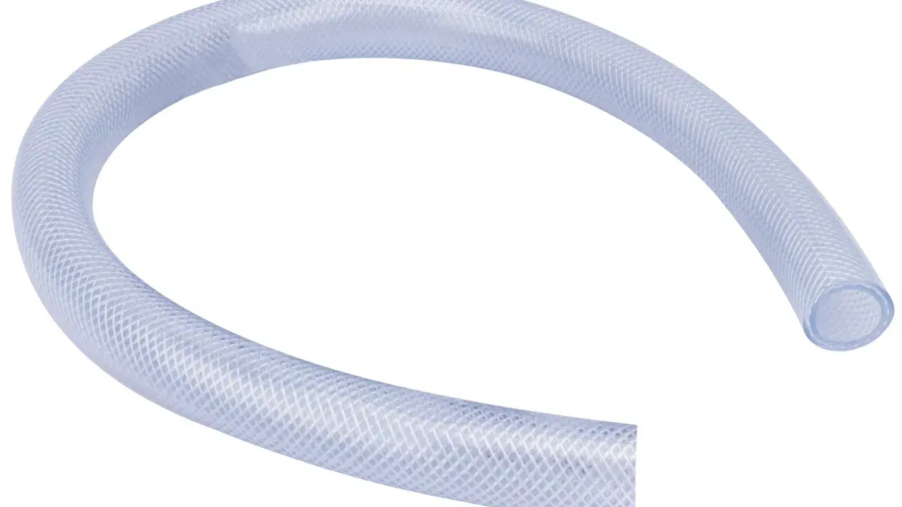 Un tuyau transparent 25mm enroulé, prêt pour le transport de liquides.