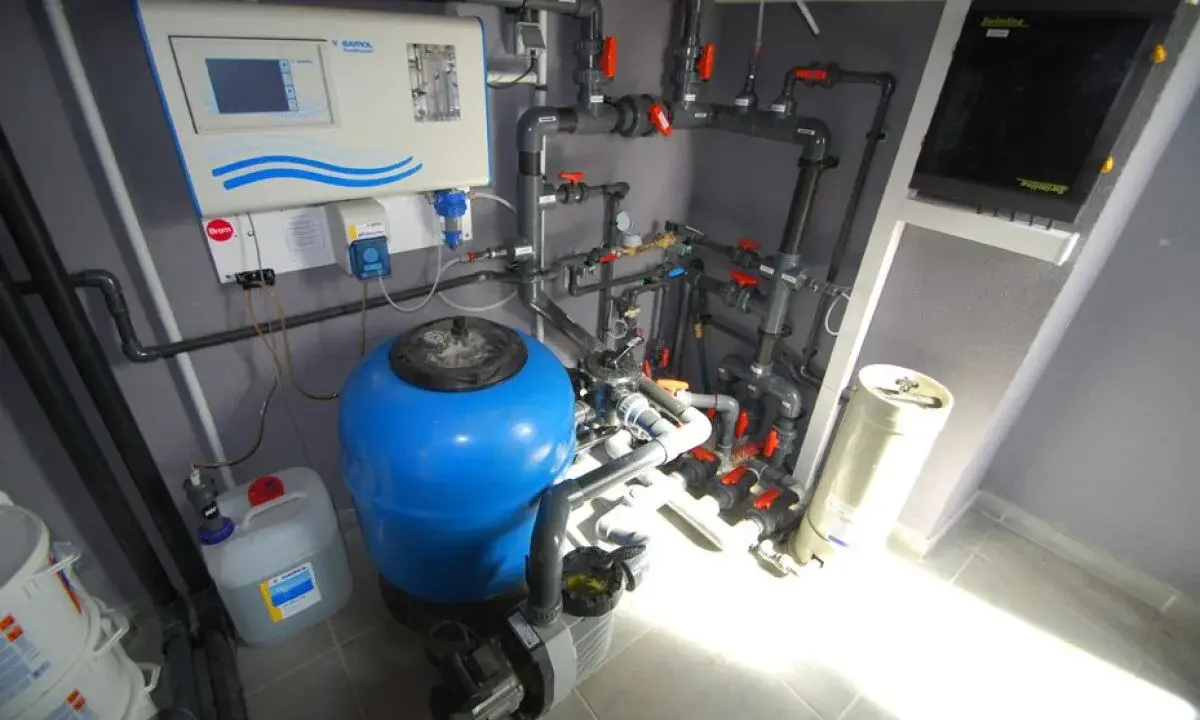 Système de filtration de piscine enterrée : pompe, filtre bleu, régulation automatique. Avis sur cette technique locale.