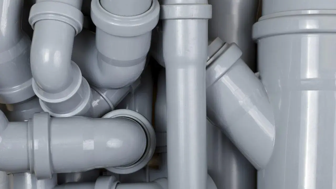 Un enchevêtrement de tuyaux gris en PVC, prêts pour un événement 100% plomberie.