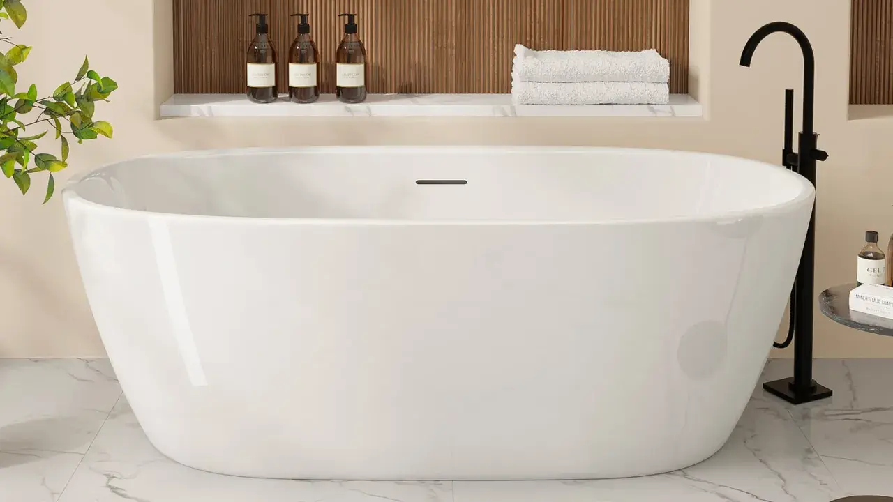 Une élégante baignoire îlot blanche, prête pour un moment de détente. La pose baignoire est mise en valeur par des accessoires de salle de bain modernes.