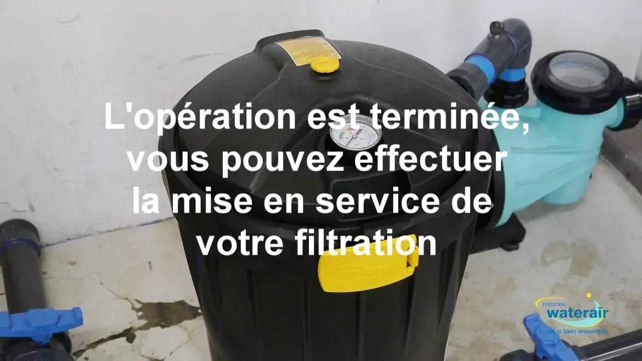 Gros filtre noir avec manomètre, prêt pour la mise en service après avoir effectué le changer filtre adoucisseur.