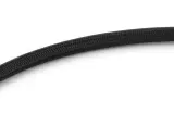 Un tuyau élastique noir tressé avec des raccords en laiton et noir.