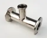 Un raccord clamp en acier inoxydable, en forme de T, prêt à être assemblé pour un système de tuyauterie.