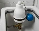 Mécanisme de chasse d'eau avec flotteur bleu. Prêt à changer la chasse d'eau pour un modèle plus moderne.
