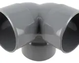 Un coude 1/2 femelle femelle gris en PVC, prêt à connecter deux tuyaux pour un système de plomberie.