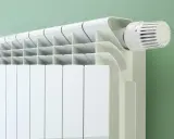 Radiateur blanc moderne avec thermostat. Question : peut on brancher 2 radiateurs sur la même ligne ?