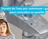 Une femme perplexe regarde un robinet entartré. Le texte indique "Dureté de l'eau par commune : guide pour connaître sa qualité", suggérant un calcul de dureté de l'eau.