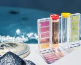 Testeurs de pH et de chlore pour augmenter le pH de l'eau naturellement. Le niveau idéal est indiqué.