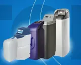 Gamme d'adoucisseurs d'eau modernes, du plus petit au plus grand, prêts pour le détassage.