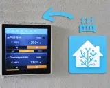 Écran tactile de domotique affichant les températures et modes de chauffage. Icône de maison connectée symbolisant le protocole domotique.