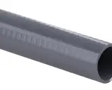 Tuyau gris strié en pvc souple, idéal pour le transport de fluides.