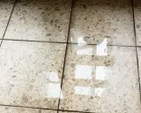 Eau sur le sol d'une maison, reflétant la lumière. L'isolation du sol est compromise.