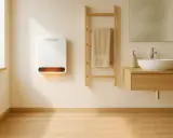 Chauffage salle de bain mural blanc diffusant une douce chaleur orangée. Un porte-serviettes en bois et un lavabo complètent l'ensemble.