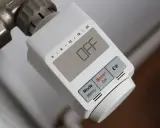Thermostat de radiateur affichant "OFF". Ce fil pilote permet de gérer la température, ici en mode éteint.