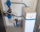 Système de filtration d'eau avec adoucisseur. Pour savoir comment choisir un adoucisseur d'eau, regardez cette installation.